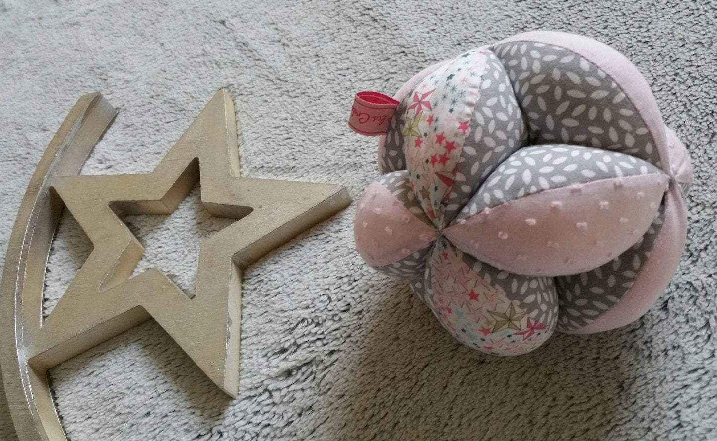 Balle de prehension de type Montessori à grelots