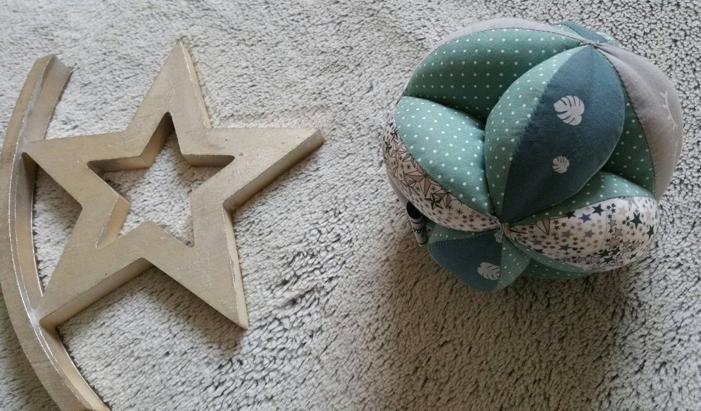 Balle de prehension de type Montessori à grelots