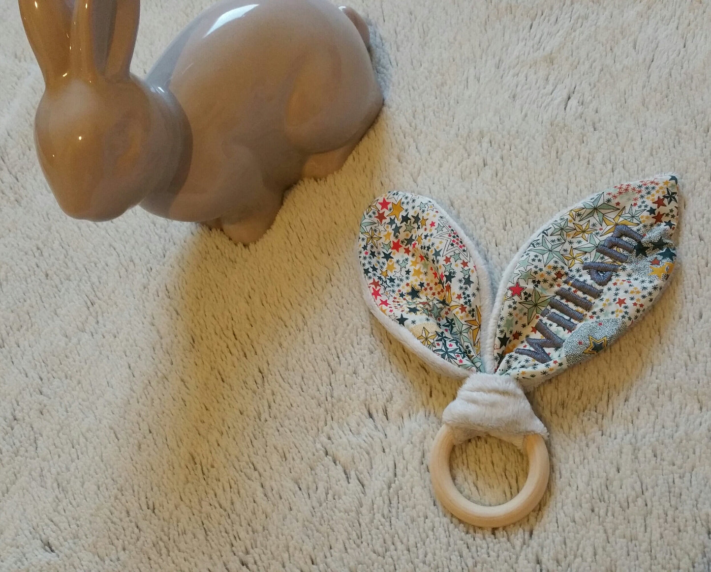 Hochet oreilles de lapin personnalisé en bois non traité