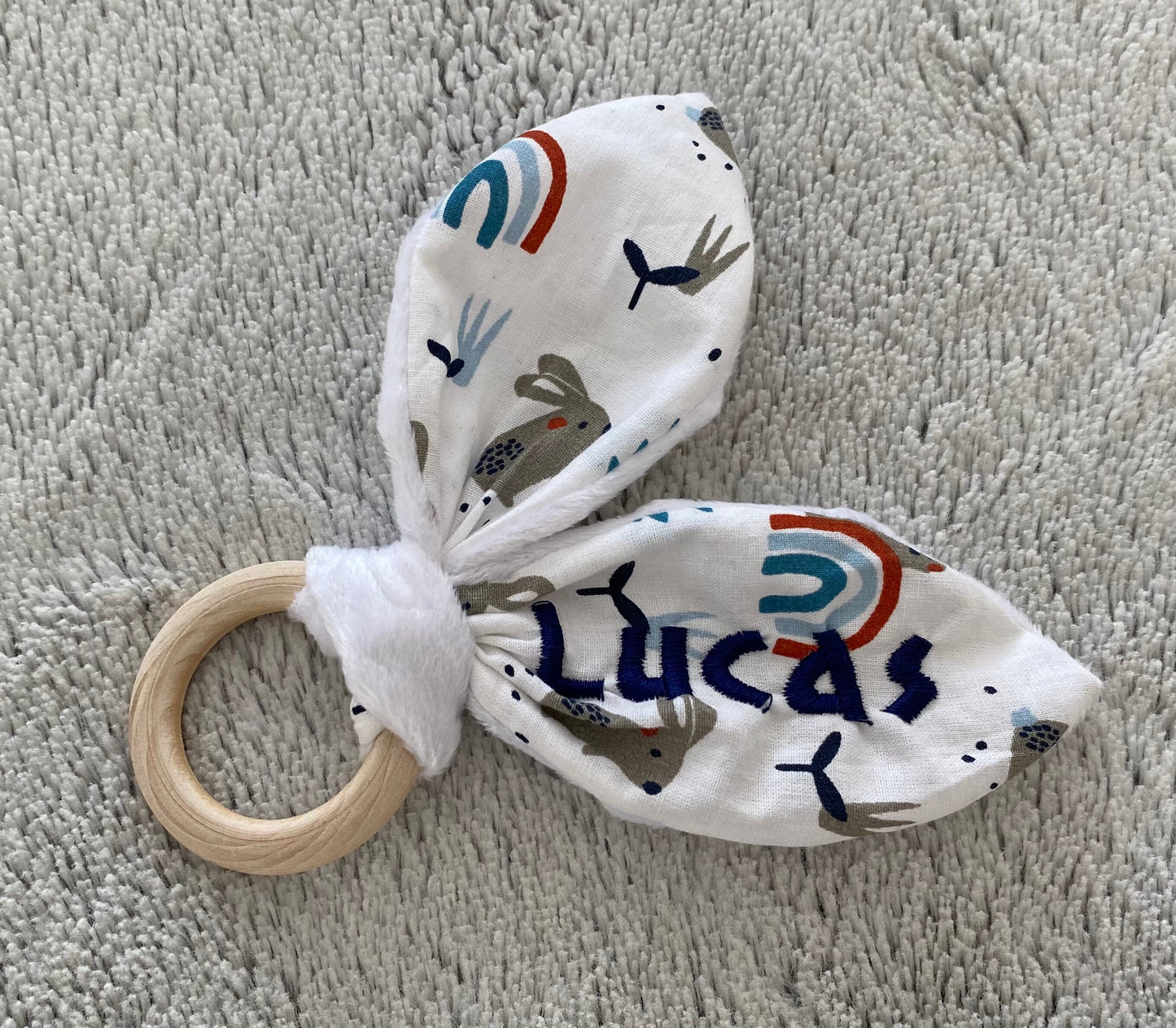Hochet oreilles de lapin personnalisé en bois non traité